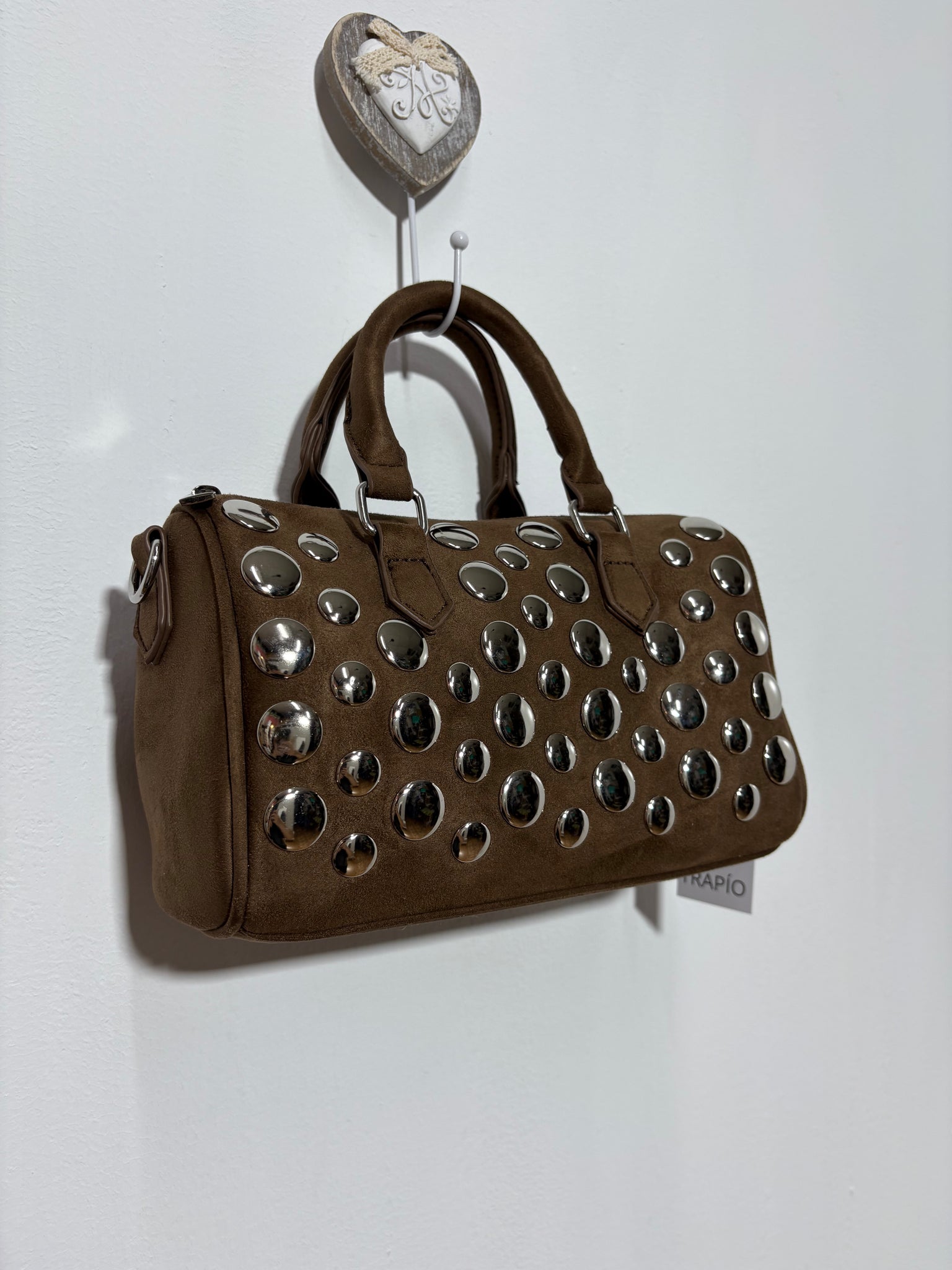 Bolso Collado Avellana – Tipo Speedy en marrón avellana con tachuelas plateadas y doble asa | Trapío