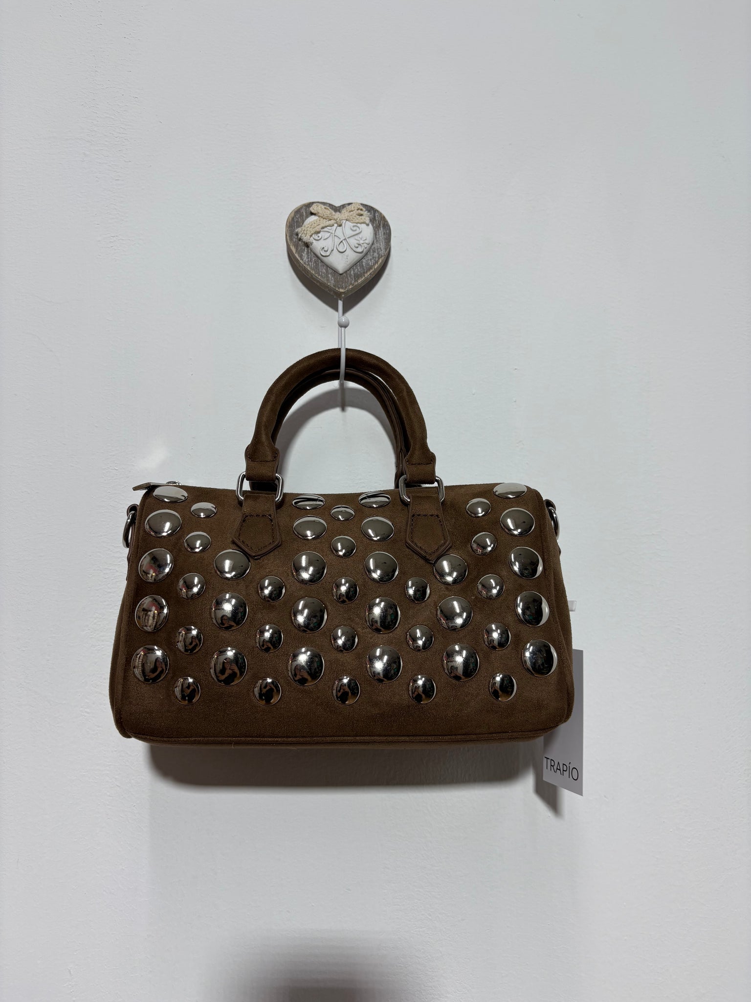 Bolso Collado Avellana – Tipo Speedy en marrón avellana con tachuelas plateadas y doble asa | Trapío