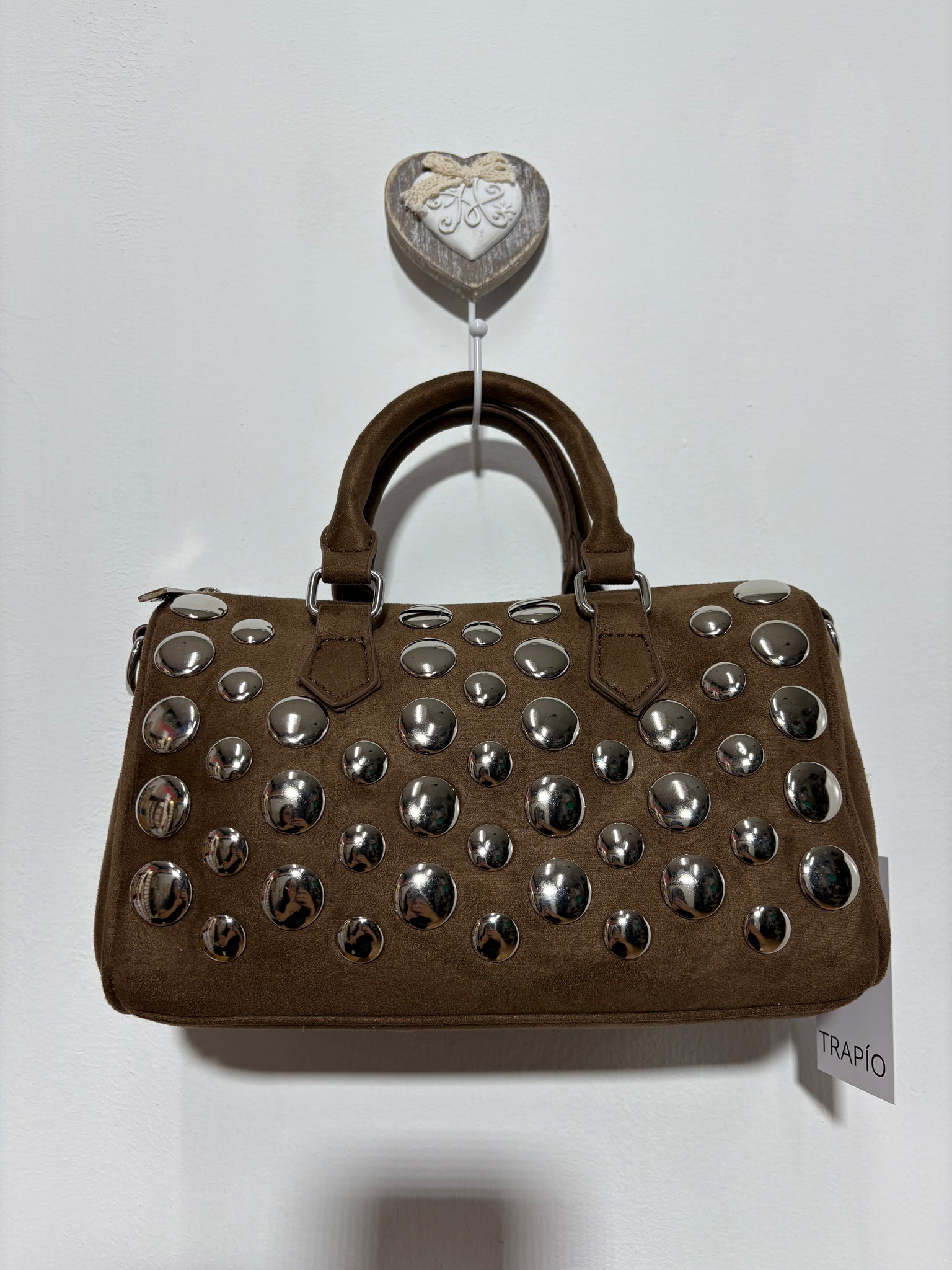 Bolso Collado Avellana – Tipo Speedy en marrón avellana con tachuelas plateadas y doble asa | Trapío