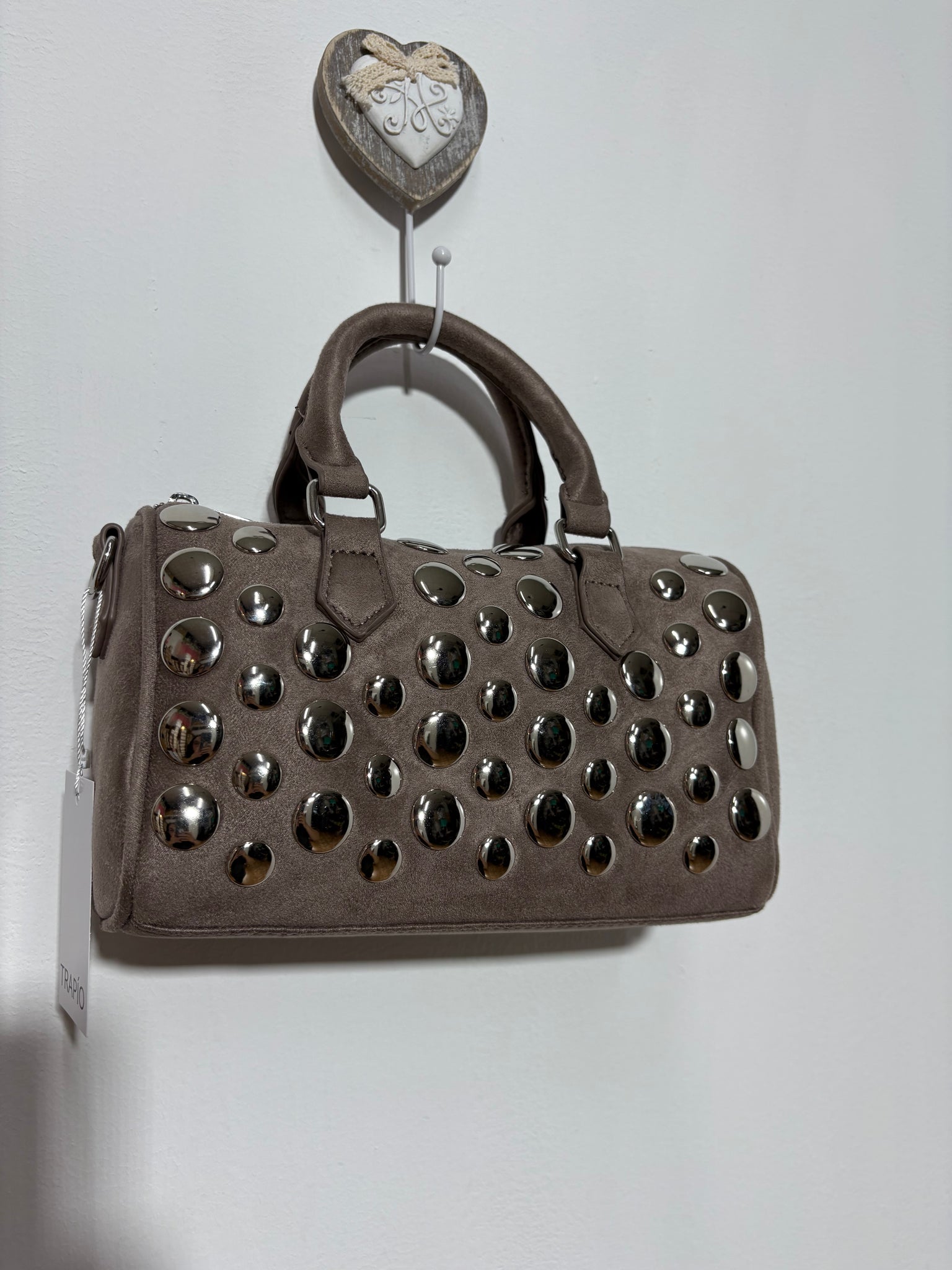 Bolso Collado Arena – Tipo Speedy en gris arena con tachuelas plateadas y doble asa | Trapío