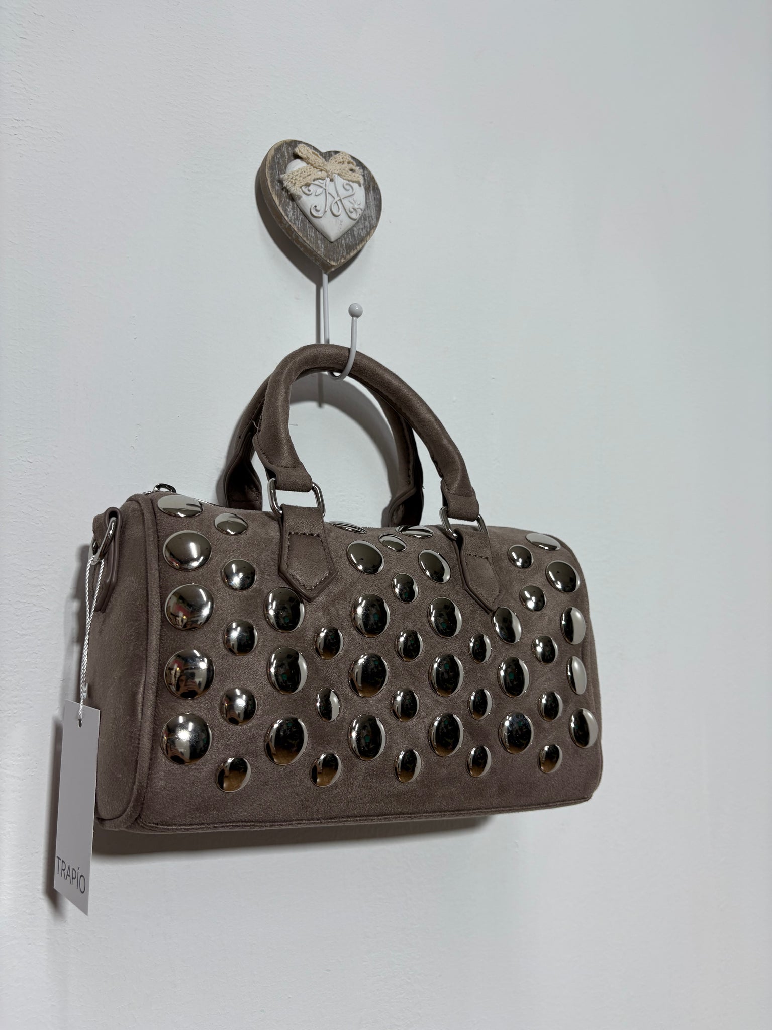 Bolso Collado Arena – Tipo Speedy en gris arena con tachuelas plateadas y doble asa | Trapío