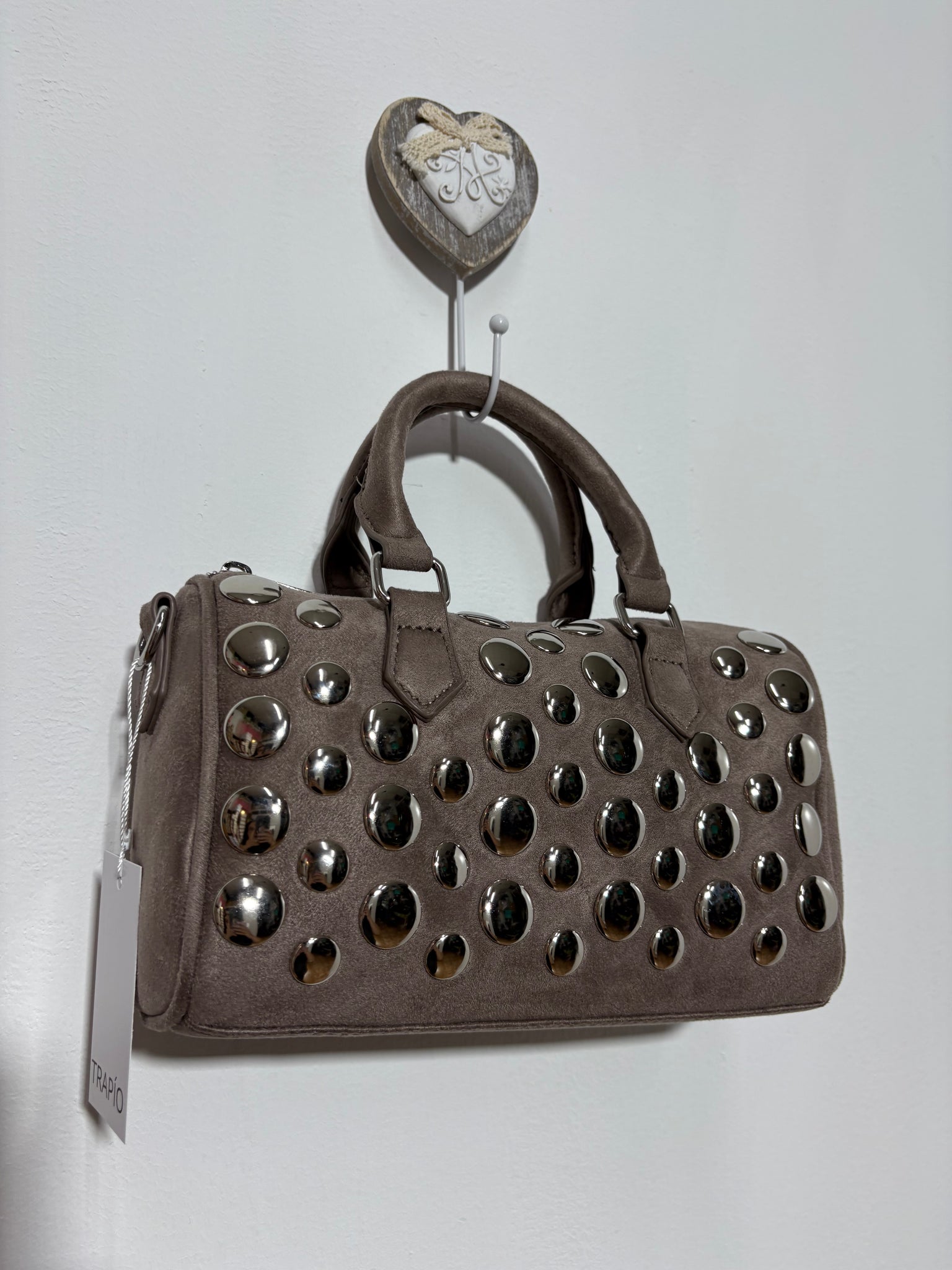 Bolso Collado Arena – Tipo Speedy en gris arena con tachuelas plateadas y doble asa | Trapío