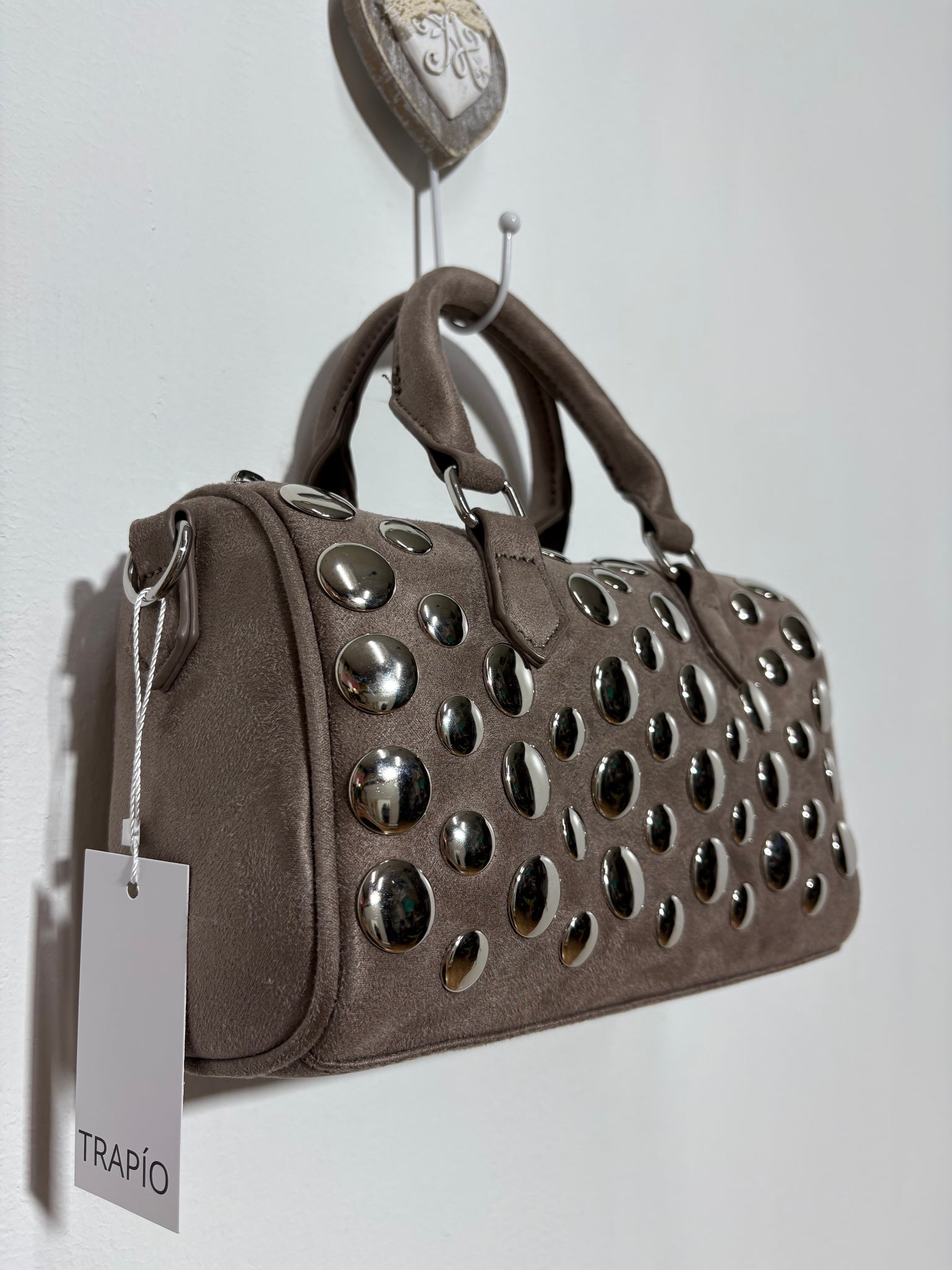 Bolso Collado Arena – Tipo Speedy en gris arena con tachuelas plateadas y doble asa | Trapío