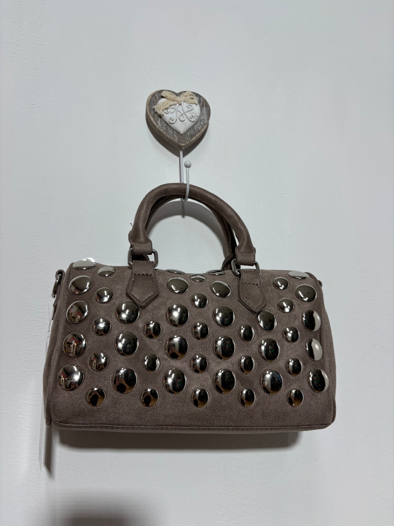 Bolso Collado Arena – Tipo Speedy en gris arena con tachuelas plateadas y doble asa | Trapío