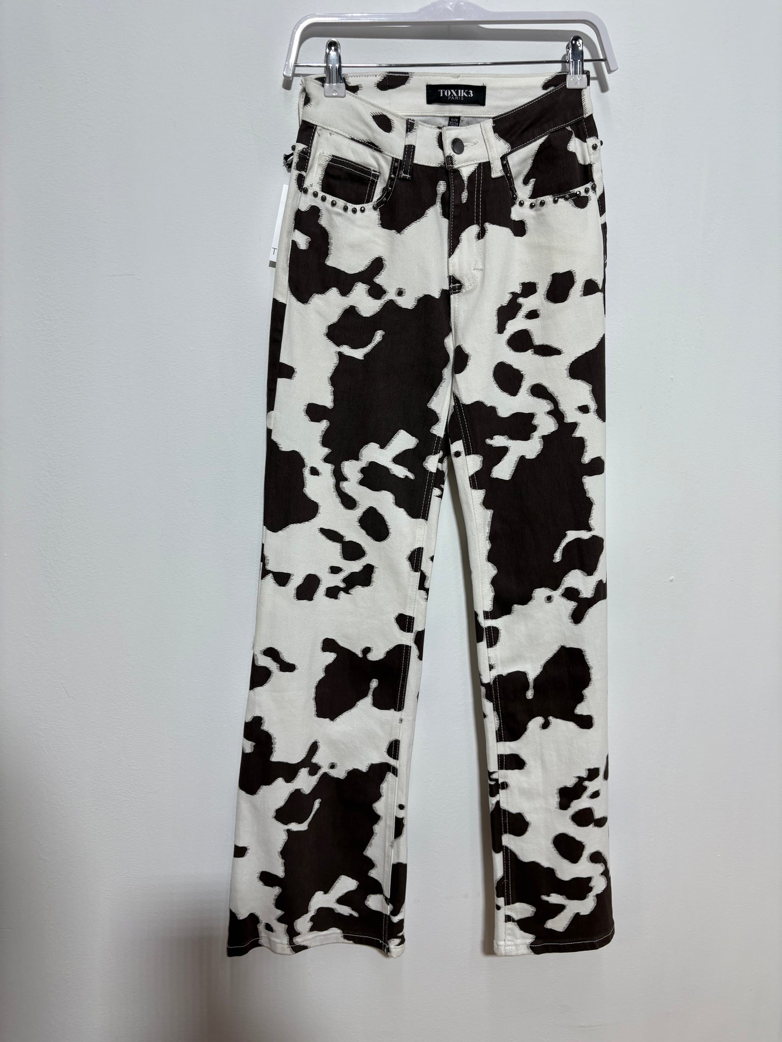 Pantalón Senda Bruna – Animal Print vaca marrón chocolate con tachuelas y pata ancha | Trapío