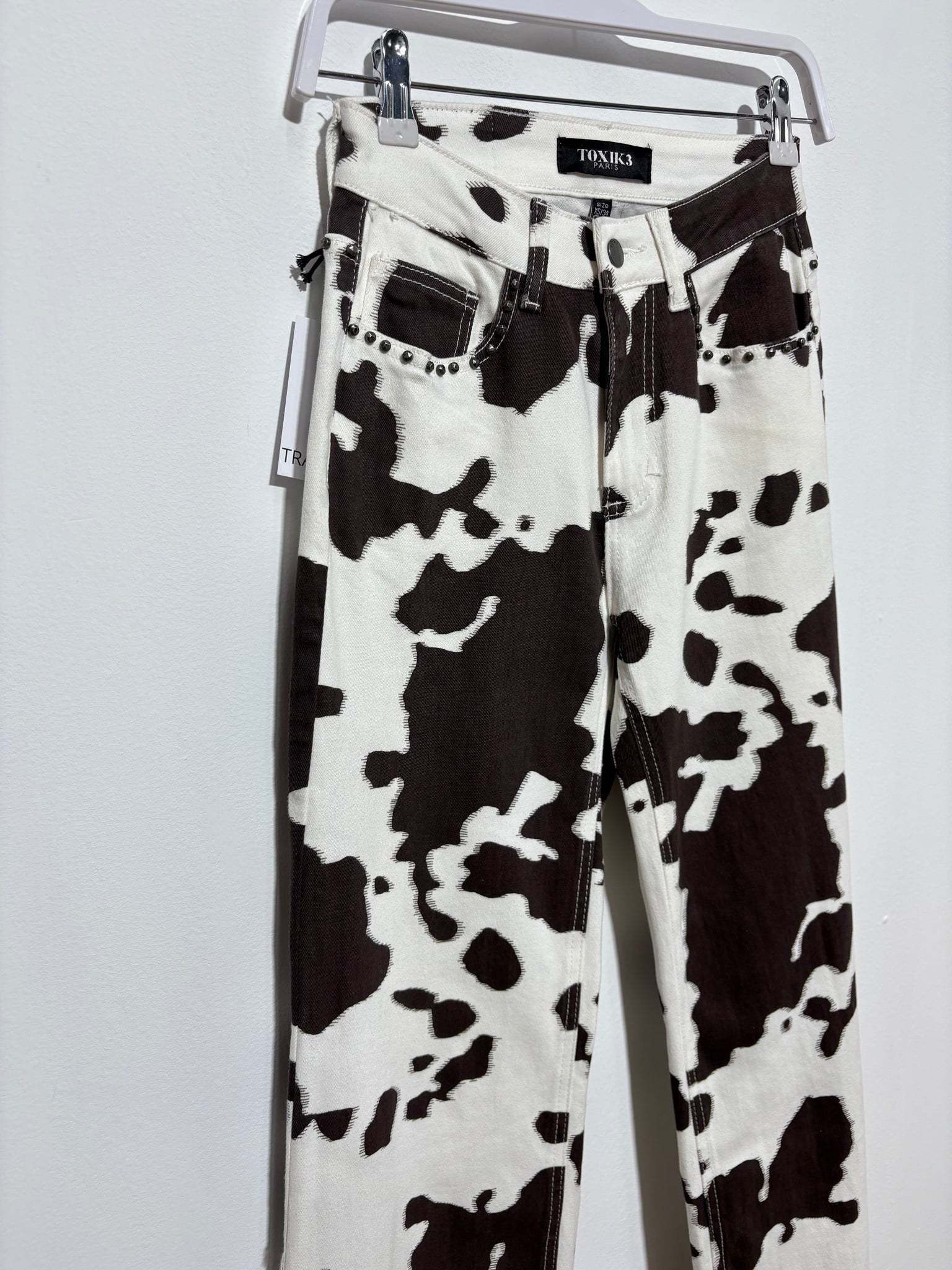 Pantalón Senda Bruna – Animal Print vaca marrón chocolate con tachuelas y pata ancha | Trapío
