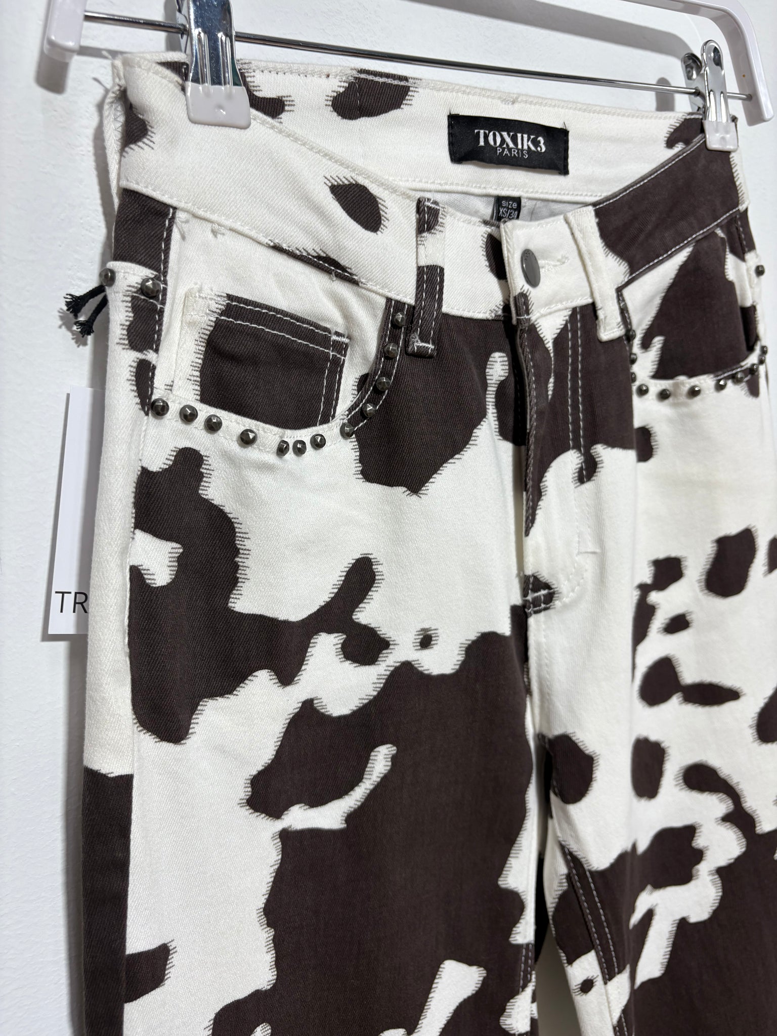 Pantalón Senda Bruna – Animal Print vaca marrón chocolate con tachuelas y pata ancha | Trapío