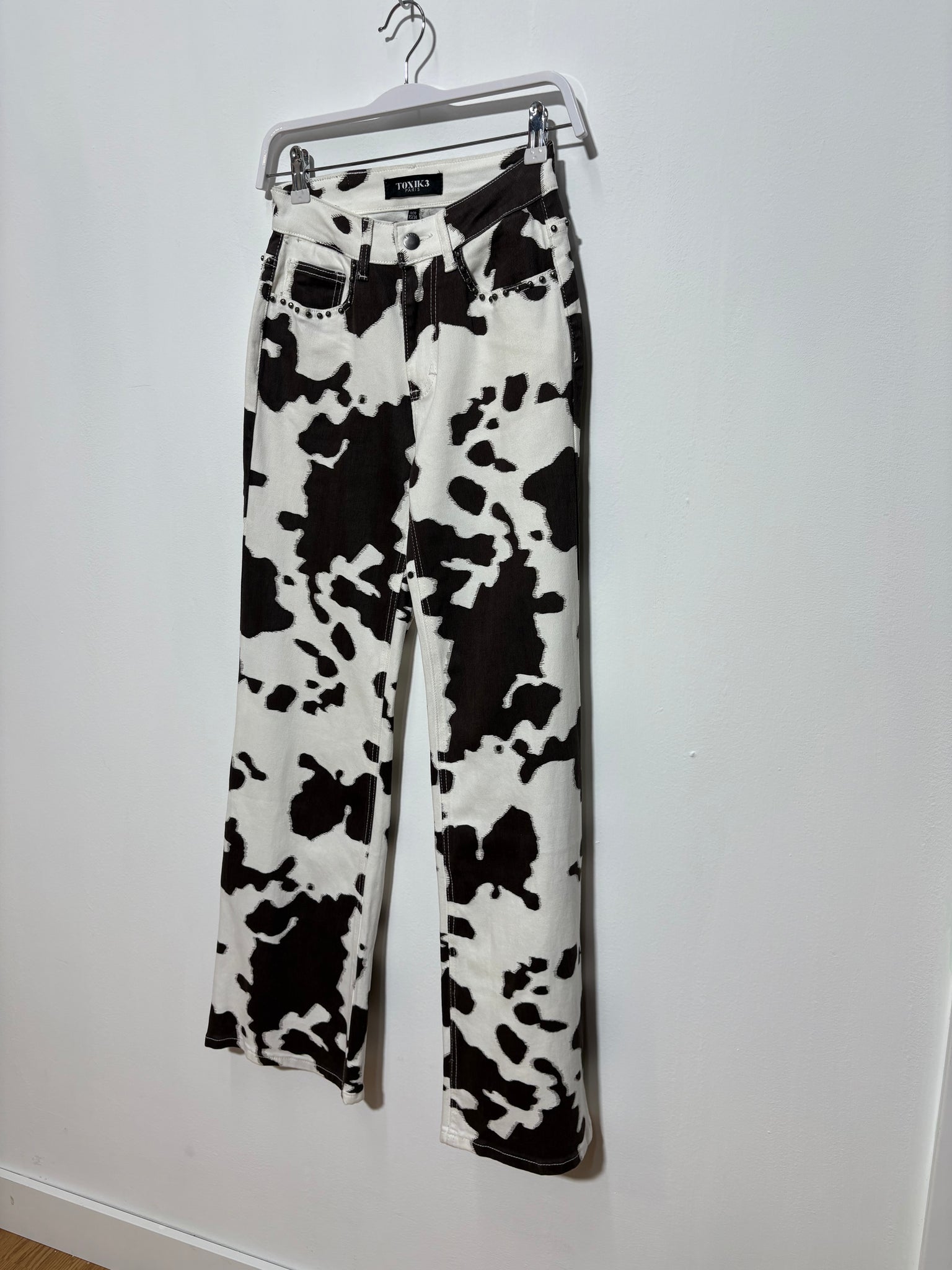 Pantalón Senda Bruna – Animal Print vaca marrón chocolate con tachuelas y pata ancha | Trapío
