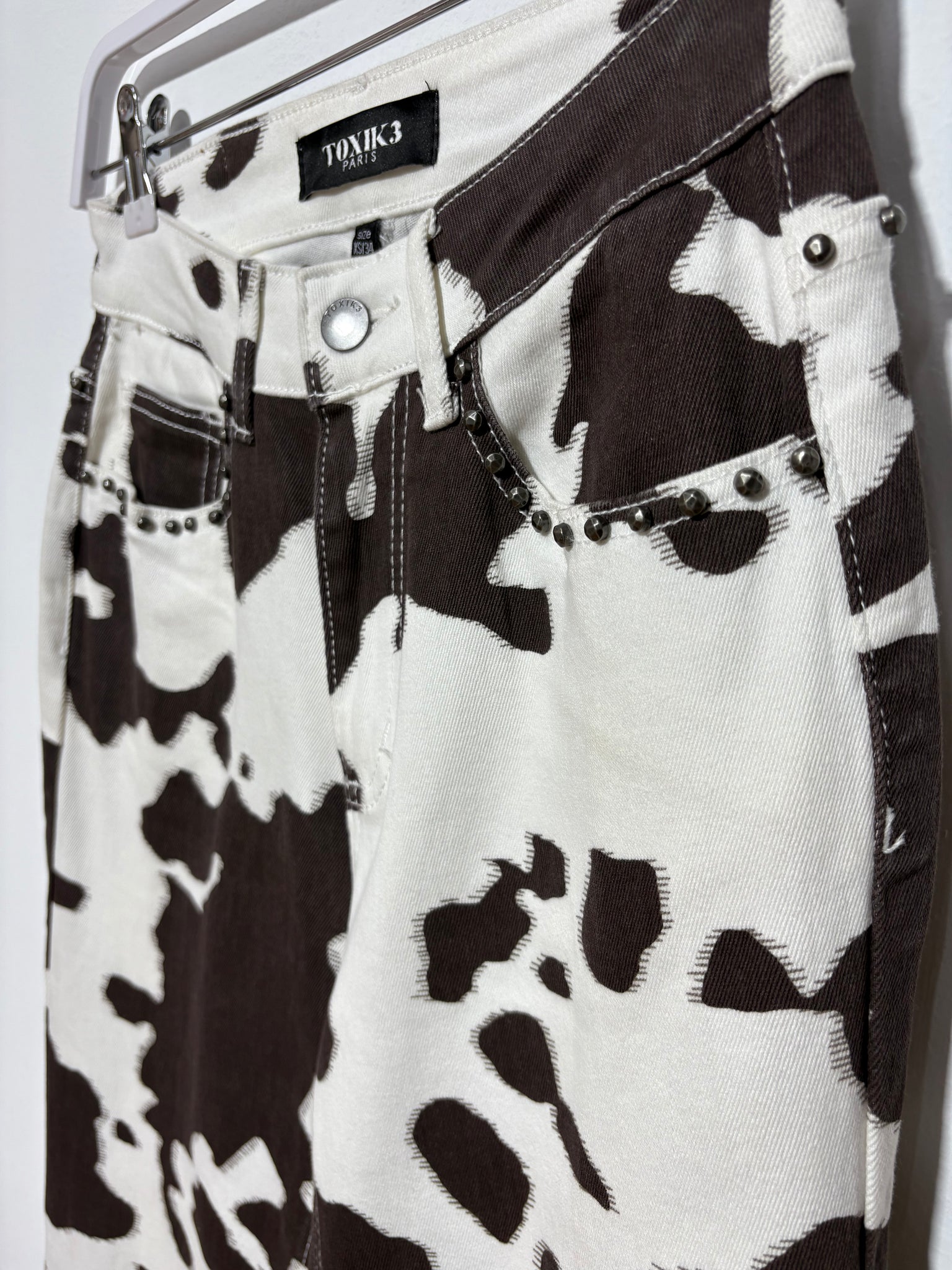 Pantalón Senda Bruna – Animal Print vaca marrón chocolate con tachuelas y pata ancha | Trapío
