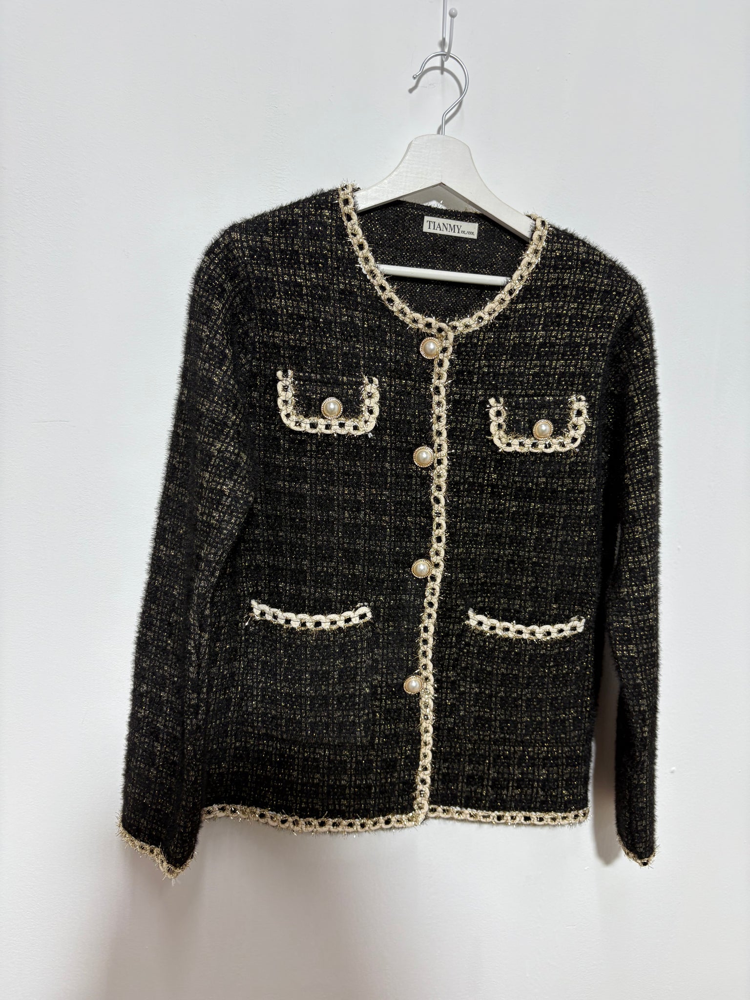 Chaqueta corte  mujer “Sierra Morena” en tono negro con ribete dorado y botones de perla – Trapío