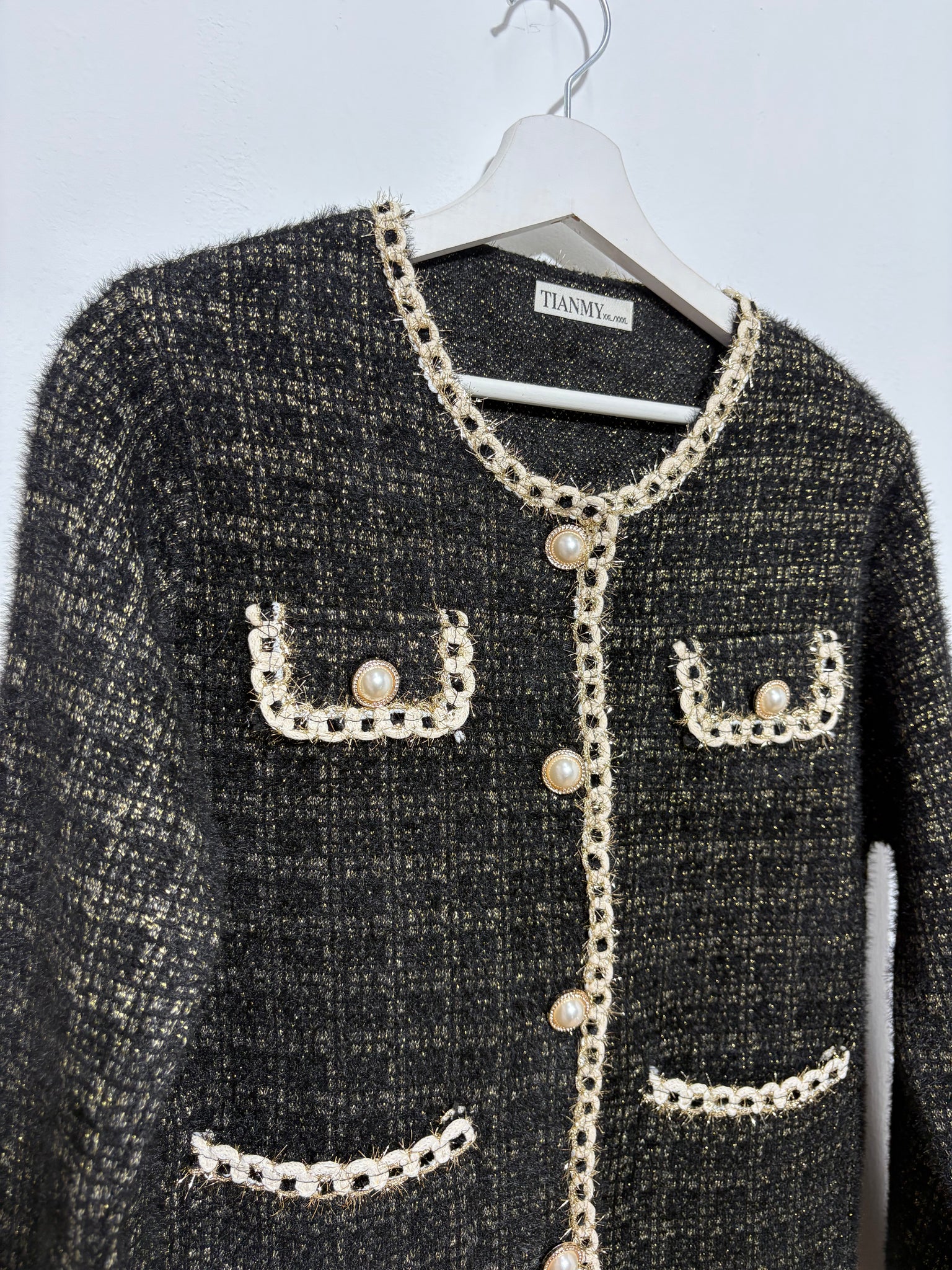Chaqueta corte  mujer “Sierra Morena” en tono negro con ribete dorado y botones de perla – Trapío